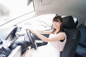 趣味を楽しむ女性 イメージ