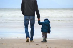子連れ男性 イメージ